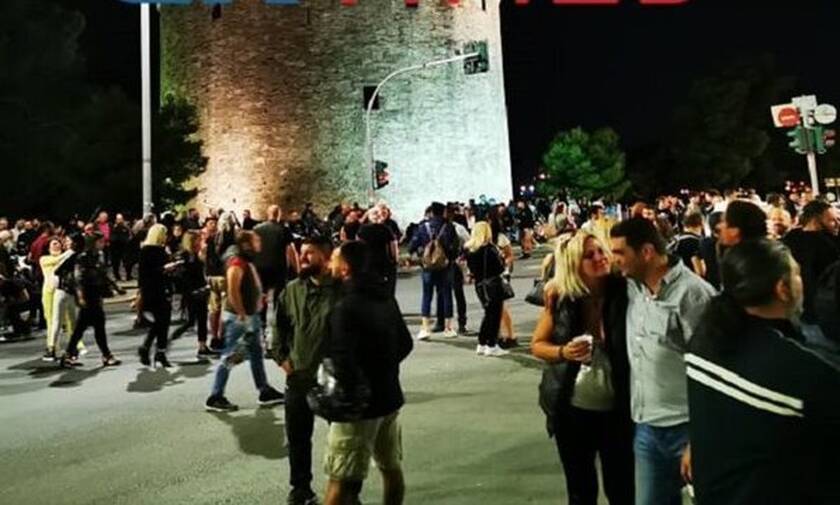 Κορονοϊός: Μεταμεσονύκτια διαμαρτυρία από εστιάτορες με χορούς στη Θεσσαλονίκη