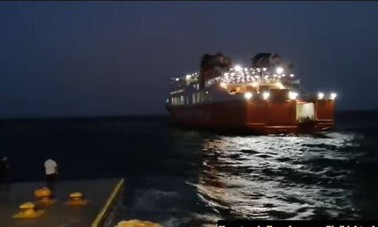 Κακοκαιρία - Σίκινος: Καρέ – καρέ η μάχη του «Διονύσιος Σολωμός» για να δέσει στο λιμάνι