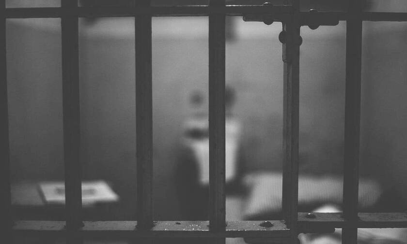 Τρόμος σε φυλακή: Κρατούμενος έκοψε τα αυτιά του και τα έφαγε