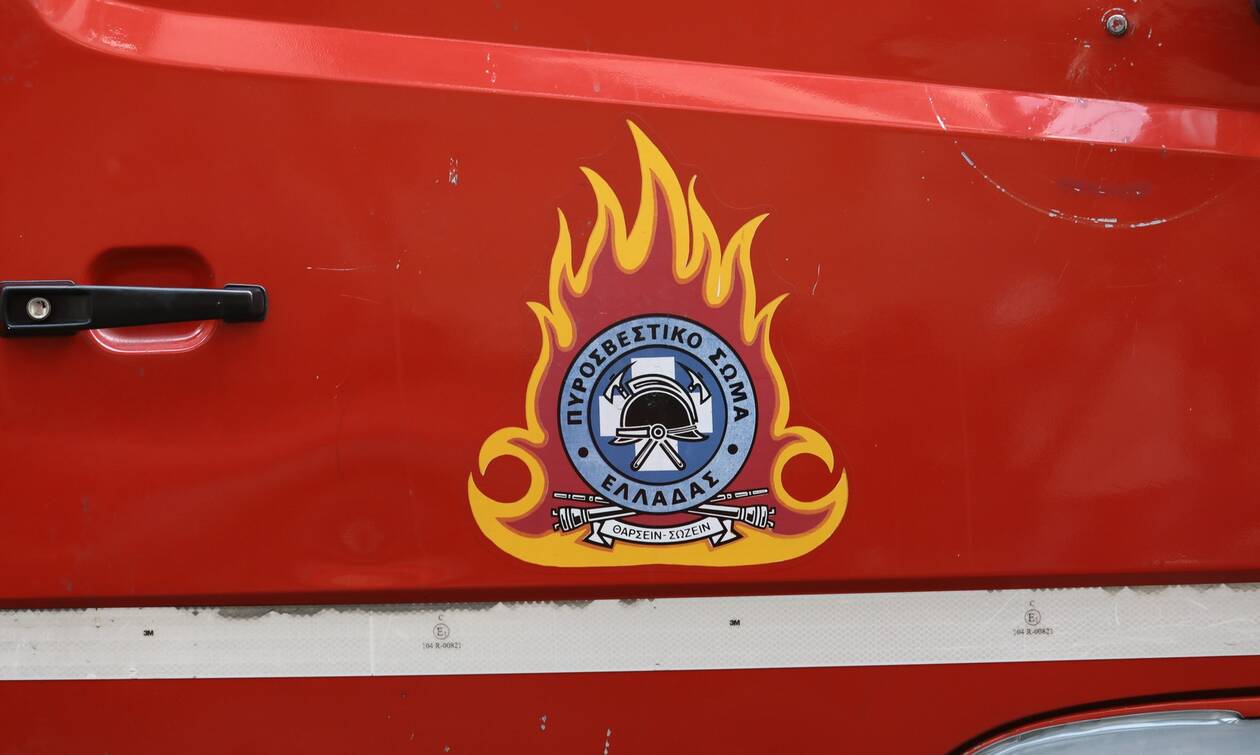Φωτιά σε φορτηγό - Μάχη για να μην επεκταθούν οι φλόγες σε βενζινάδικο στην Κρήτη