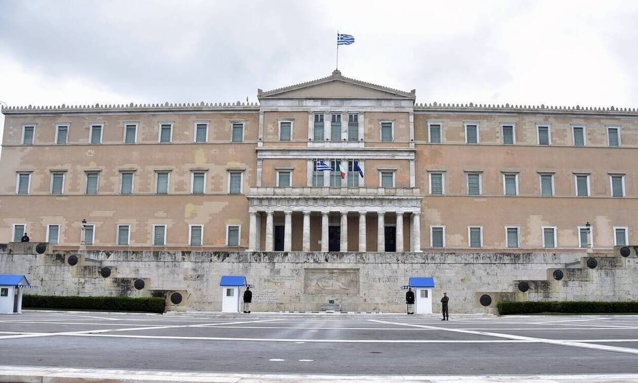 Βουλή: Με γραπτές εξετάσεις η απόκτηση ελληνικής ιθαγένειας - Τι προβλέπει το νομοσχέδιο