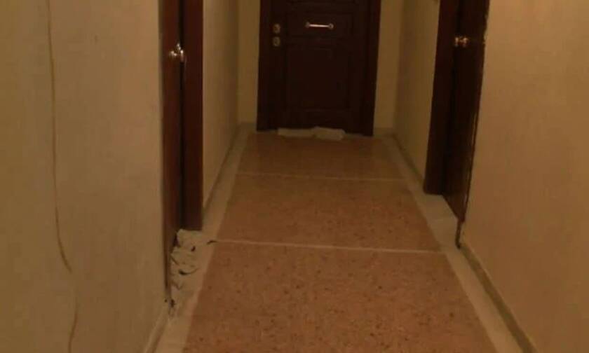Κορονοϊός: Πανικός σε πολυκατοικία της Αθήνας λόγω κρουσμάτων κορονοϊού - Σφραγίζουν τις πόρτες