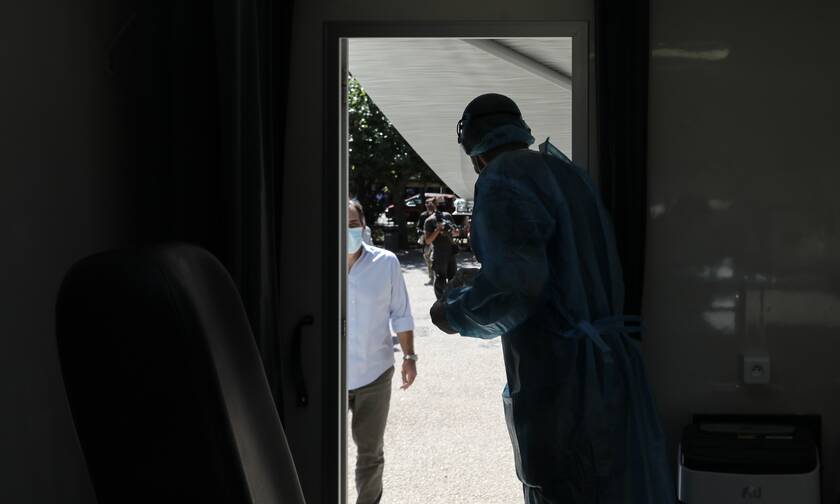 Κορονοϊός: Υγειονομική «βόμβα» η Θήβα - Μαζεύτηκαν πάνω από 200 άτομα σε κηδεία