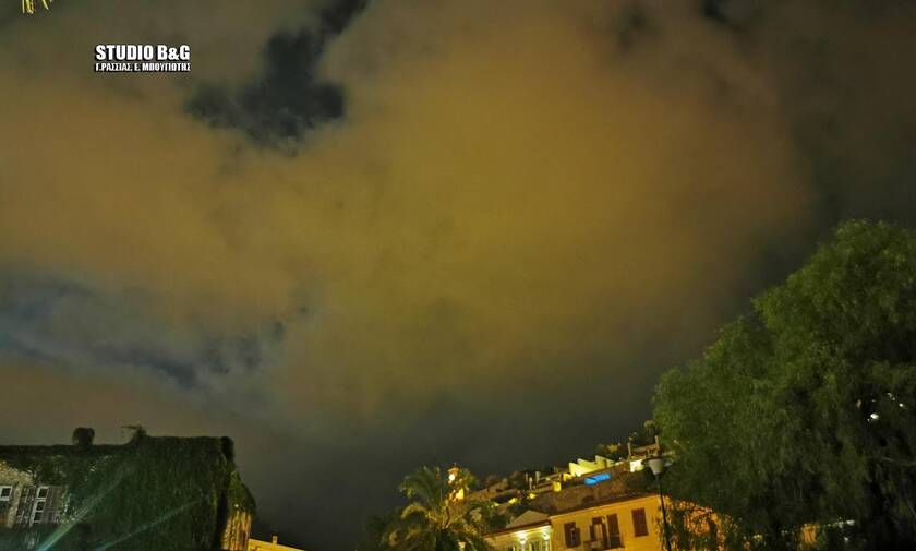 Ναύπλιο: Κόκκινα σύννεφα «έπνιξαν» την πόλη - Δείτε γιατί