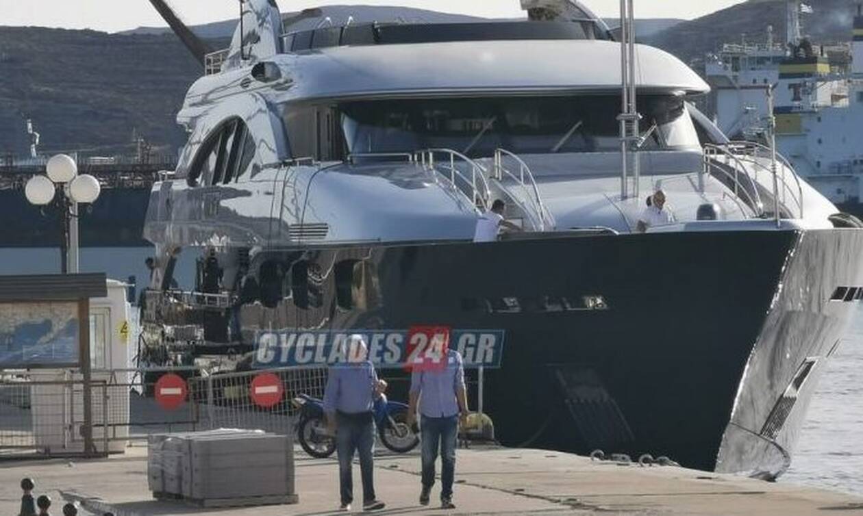 Σύρος: Η χλιδάτη θαλαμηγός Έλληνα εφοπλιστή που «έκρυψε» το λιμάνι – Τριώροφο παλάτι (pics)