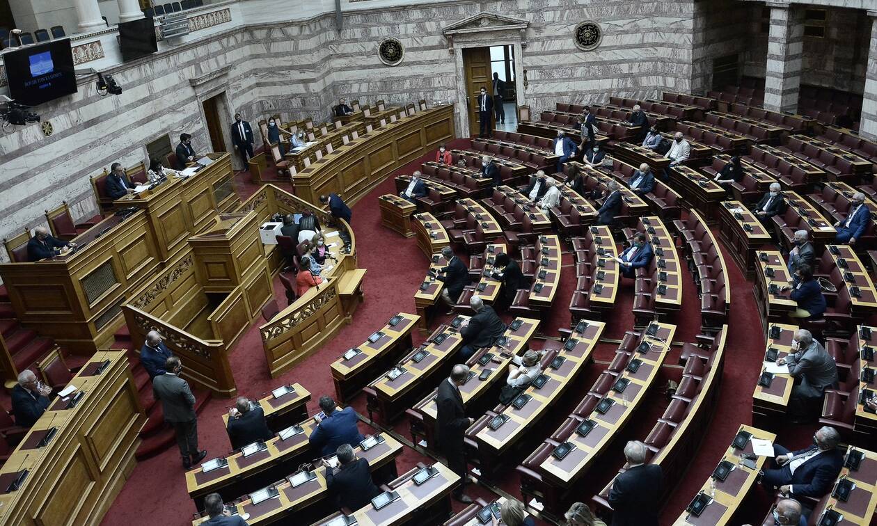 Πρωτοφανείς εικόνες στη Βουλή: Αγιασμός σε άδεια έδρανα - Μόλις 60 βουλευτές (pics)