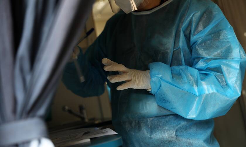 Κορονοϊός: Νοσηλεύτρια βρέθηκε θετική σε τρία συνεχόμενα τεστ - «Δεν αντέχω άλλο»