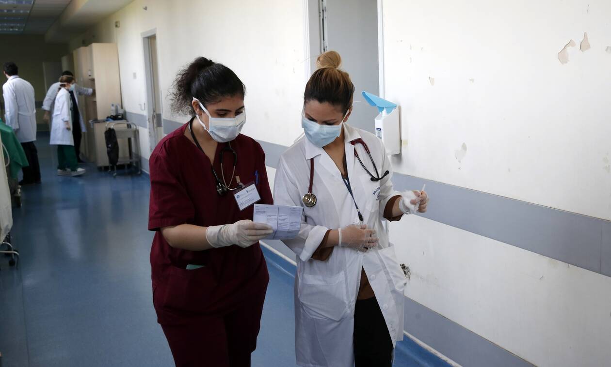 Κορονοϊός – Στο «κόκκινο» η Αττική: Αυξάνονται οι νοσηλείες - Ένα βήμα πριν την μάσκα παντού