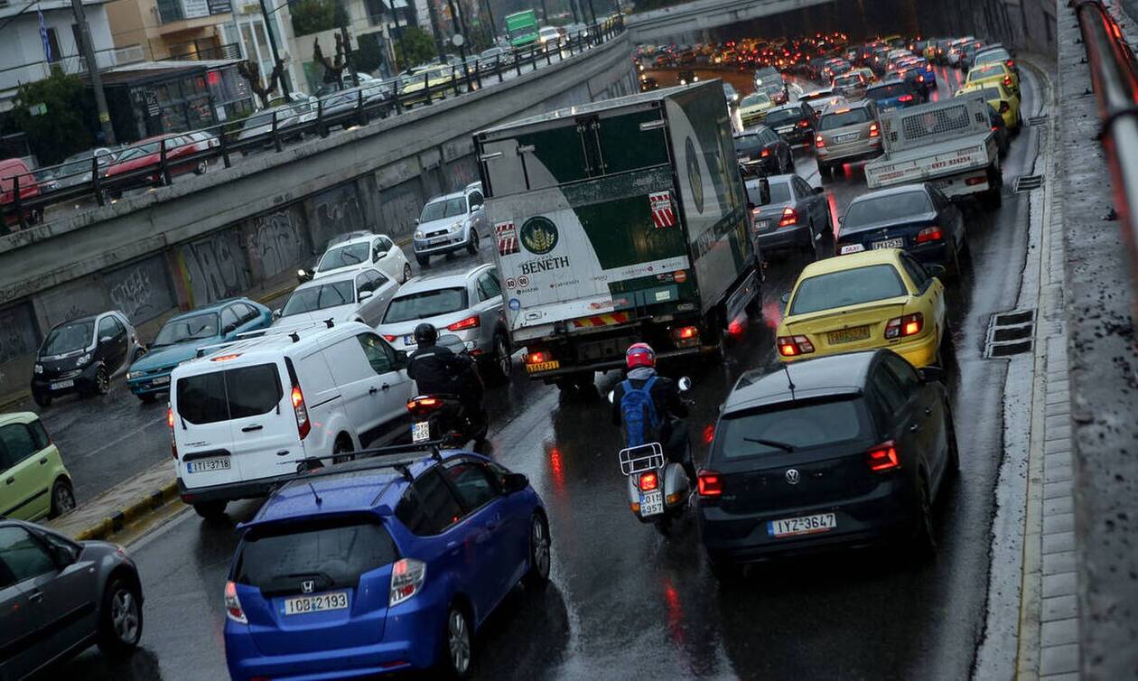 Κίνηση στους δρόμους: Η βροχή έφερε το χάος στην Αθήνα - Πού θα βρείτε μποτιλιάρισμα