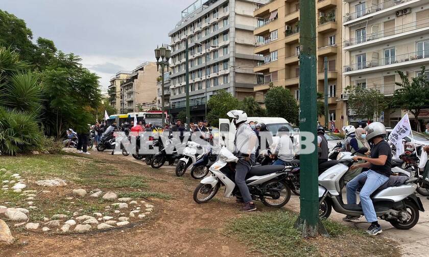 Ρεπορτάζ Newsbomb.gr: Απεργούν διανομείς και κούριερ - Μοτοπορεία στο κέντρο της Αθήνας