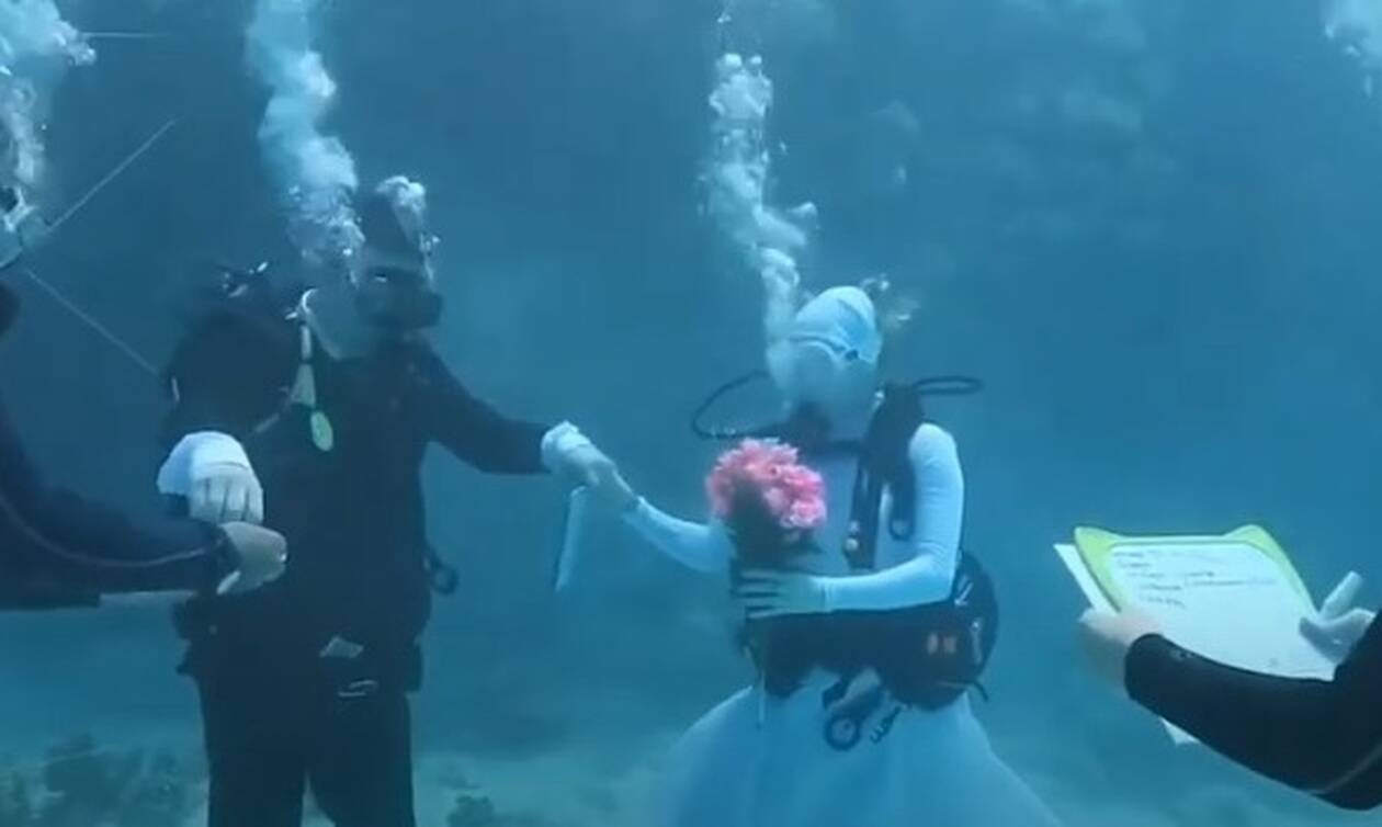 Ο πιο ξεχωριστός γάμος έγινε στον βυθό της θάλασσας! (video)