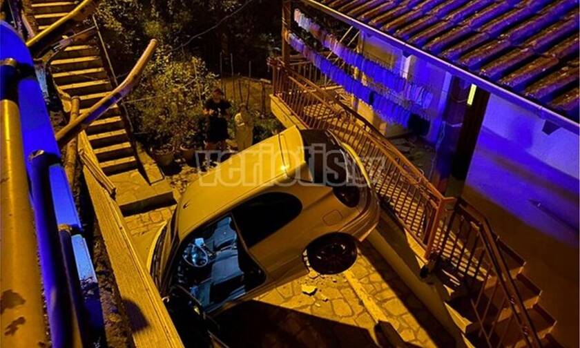 Τρομακτικό τροχαίο στη Βέροια: Αυτοκίνητο προσγειώθηκε σε αυλή σπιτιού (pics)