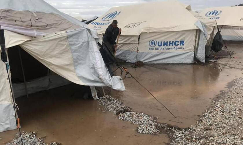 Καρά Τεπέ: Σε λασπότοπο μετατράπηκε το ΚΥΤ - Απίστευτες εικόνες μετά τις βροχές
