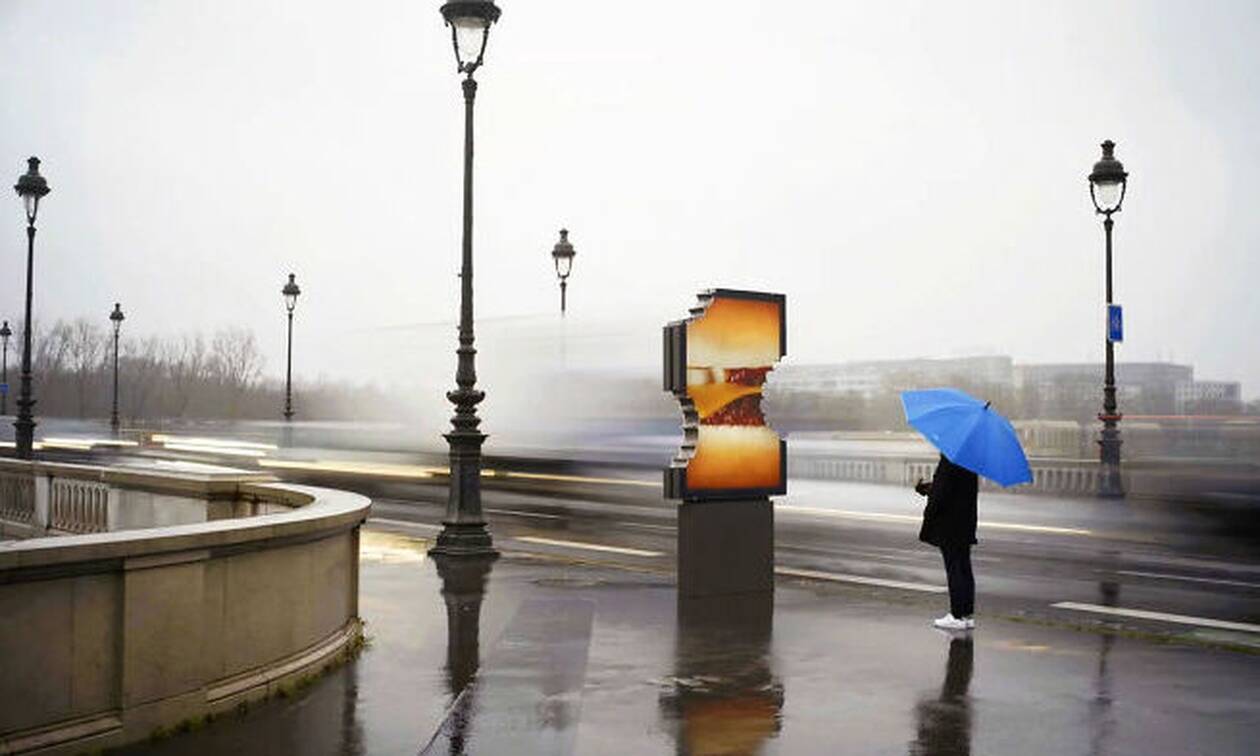 Το Παρίσι γέμισε με... δαγκωμένες πινακίδες (photos)