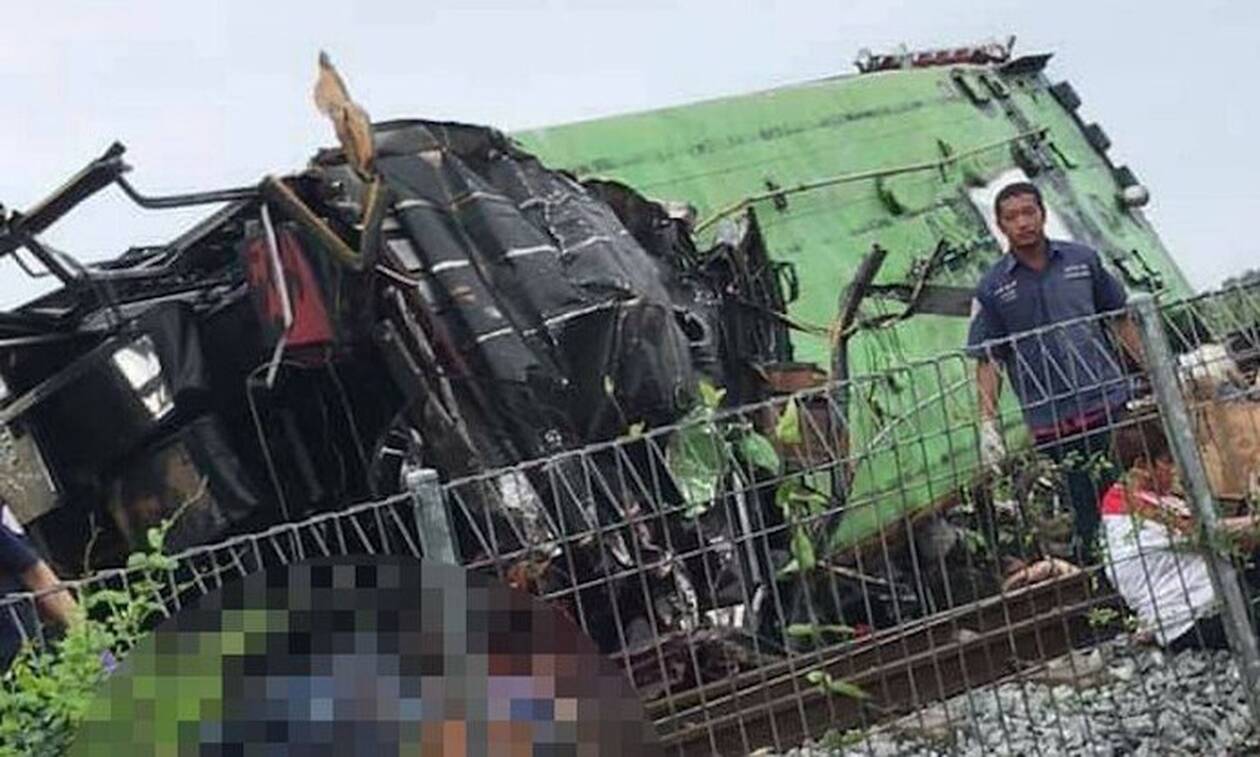 Ταϊλάνδη: Τρομακτικό δυστύχημα με 17 νεκρούς - Σύγκρουση λεωφορείου με τρένο