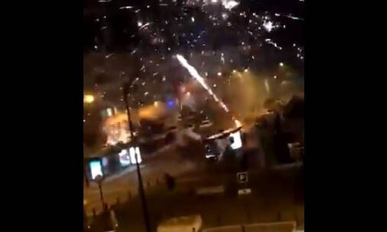Απίστευτες εικόνες στο Παρίσι: Επίθεση με πυροτεχνήματα σε αστυνομικό τμήμα