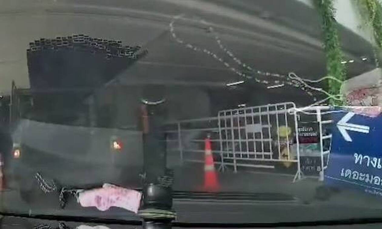 Τρομακτική στιγμή: Σιδερένια κάγκελα πέφτουν πάνω σε οικογενειακό αυτοκίνητο! (vid)