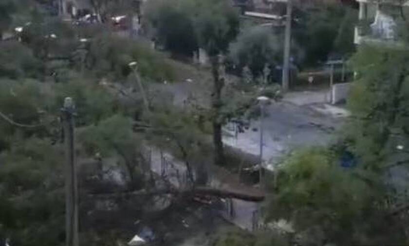 Κακοκαιρία: Καταστροφές στο Ν. Ηράκλειο -  Πτώση δέντρου σε γραμμή του ΗΣΑΠ (vid)