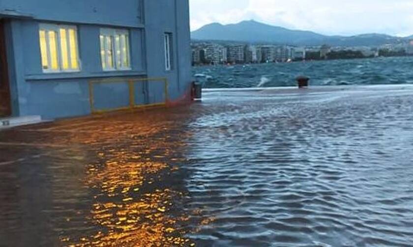 Κακοκαιρία - Θεσσαλονίκη: Απίστευτες εικόνες στη Λεωφόρο Νίκης – Η στεριά έγινε θάλασσα (pics)