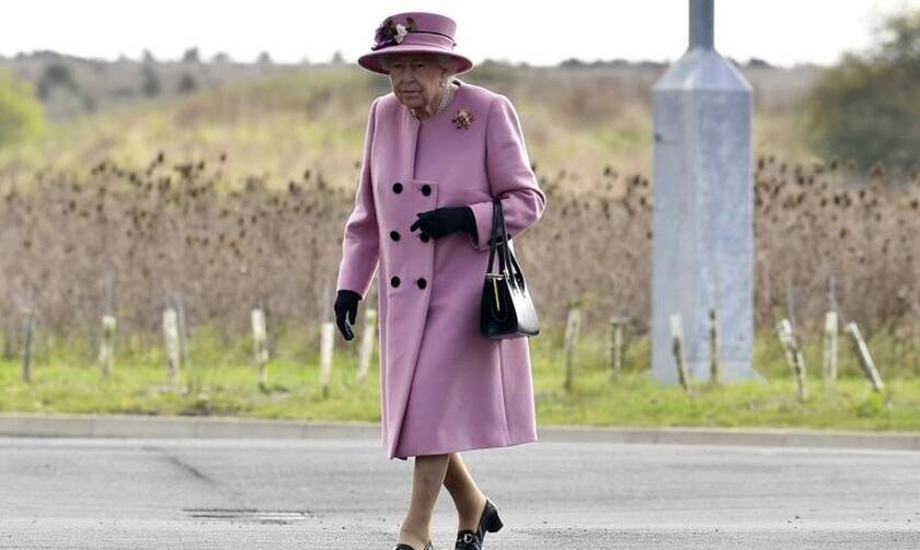 Βασίλισσα Ελισάβετ: Η πρώτη εμφάνιση μετά τον Μάρτιο – Γιατί δεν φόρεσε μάσκα
