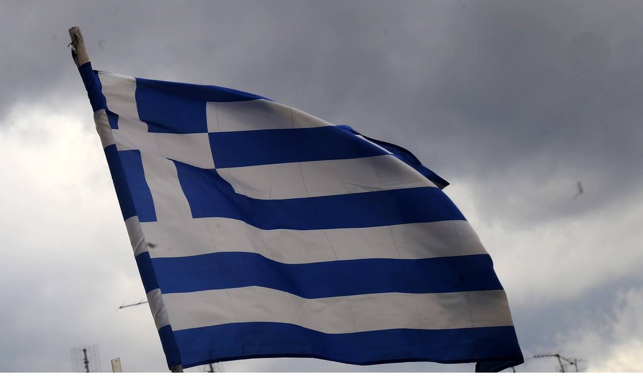 Κρήτη: Tεράστια ελληνική σημαία - μήνυμα προς τους Τούρκους