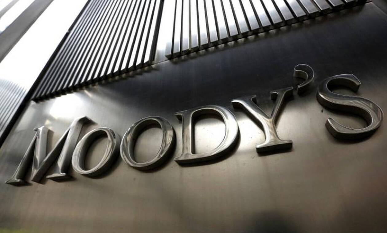 Ο οίκος αξιολόγησης Moody’s μείωσε το αξιόχρεο της Βρετανίας κατά μία βαθμίδα	