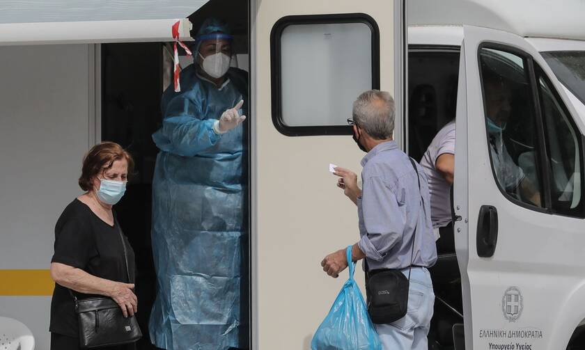 Κορονοϊός: Επέλαση του ιού με 667 κρούσματα σε όλη τη χώρα - Ποιες περιοχές κινδυνεύουν με lockdown