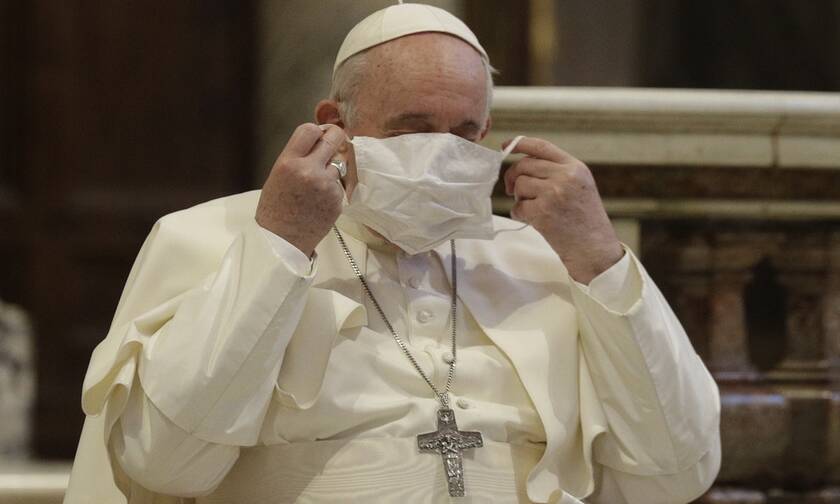 Κορονοϊός: Ο Πάπας φόρεσε μάσκα για πρώτη φορά σε δημόσια εκδήλωση