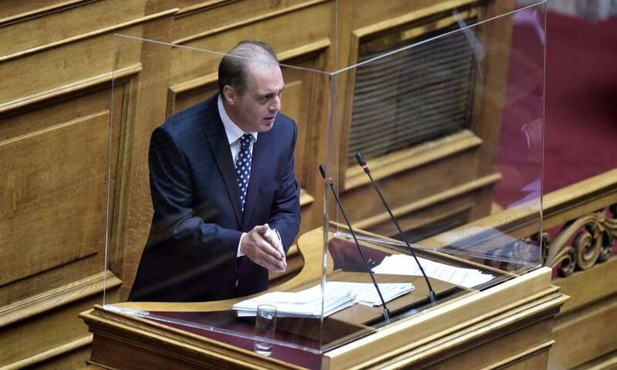 Απίστευτη ατάκα Βελόπουλου στη Βουλή: «Θα έπρεπε να αυτοκτονήσουν υπουργοί»
