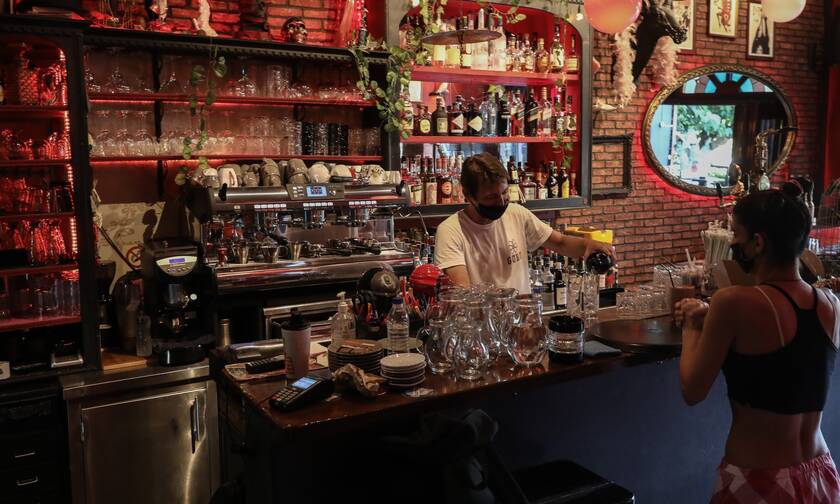 Κορονοϊός: Πώς θα φοράμε μάσκα σε καταστήματα εστίασης όπως καφέ, μπαρ και εστιατόρια