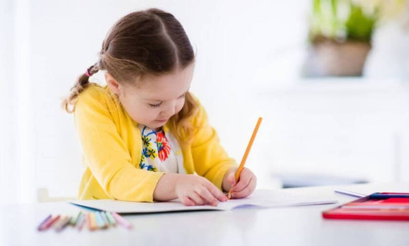 Έρευνα: Το γράψιμο με το χέρι, και όχι με το πληκτρολόγιο, κάνει τα παιδιά εξυπνότερα
