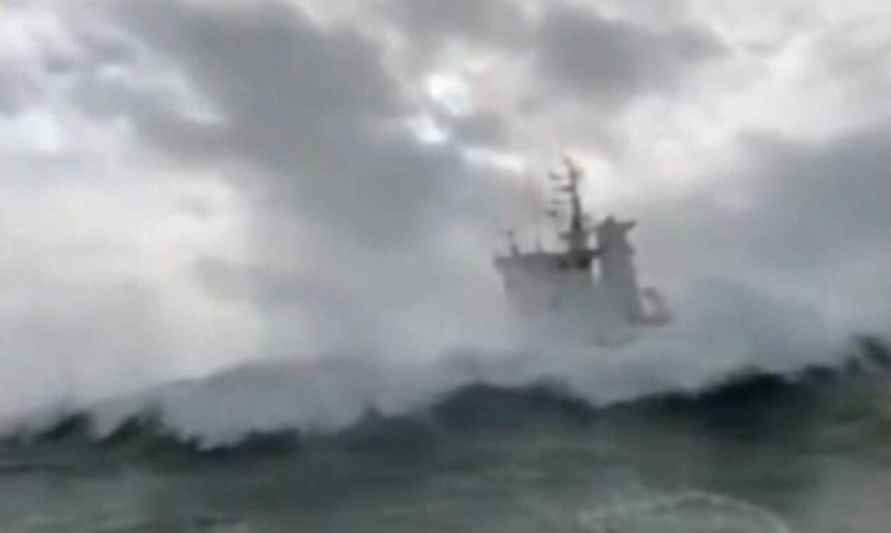 Εικόνες που... κόβουν την ανάσα: Ρυμουλκά παλεύουν με κύματα έξι μέτρων! (video)