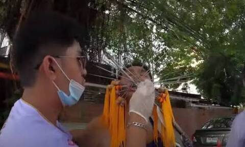 Ανατριχιαστικές εικόνες: Πιστοί τρυπούν τα μάγουλα τους για τον κορονοϊό! (video)