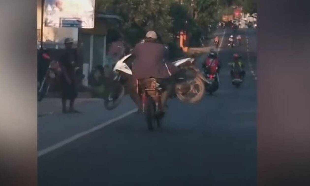 Απίθανος τύπος κουβαλάει με το μηχανάκι του... άλλο μηχανάκι! (video)