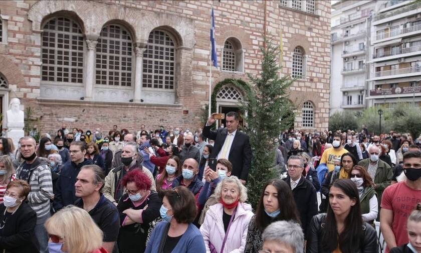 Άγιος Δημήτριος - Θεσσαλονίκη: Συνωστισμός των πιστών - Χωρίς μάσκες οι ιερείς (vids)
