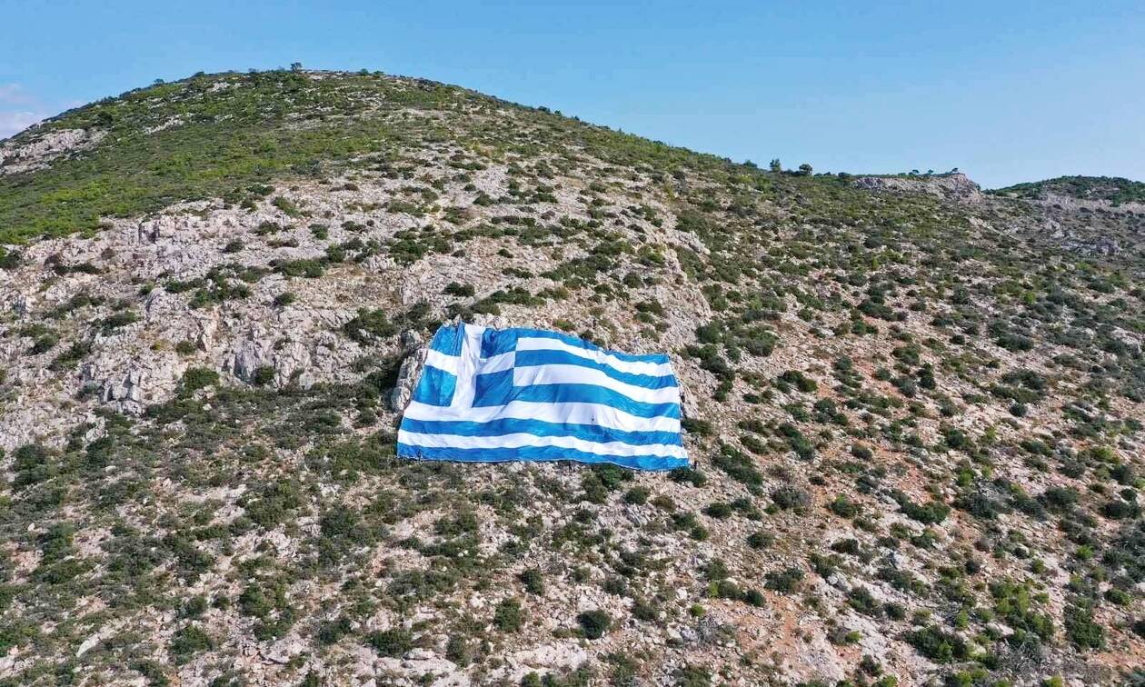 28η Οκτωβρίου: Γιγάντια ελληνική σημαία στον Υμηττό