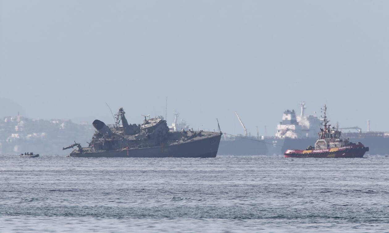 Σύγκρουση πλοίων στον Πειραιά: Κομμένο στα δυο το «Καλλιστώ» - Τρομάζουν οι εικόνες από drone