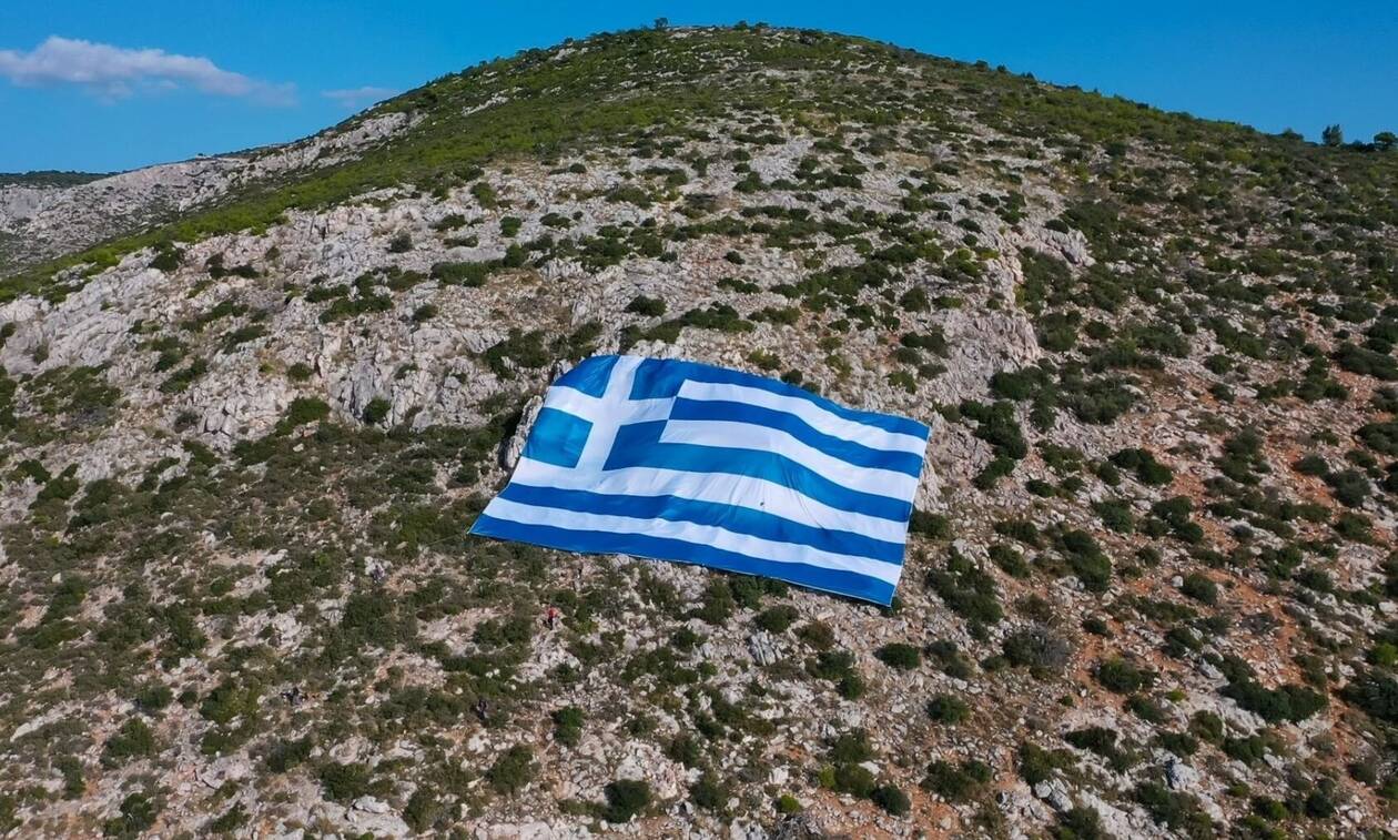 28η Οκτωβρίου: H γιγάντια ελληνική σημαία στον Υμηττό (pics)