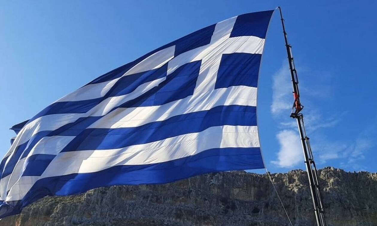 Οι Τούρκοι βλέπουν... προβοκάτσια στο Καστελόριζο: «Οι Έλληνες προκαλούν με γιγαντιαία σημαία»