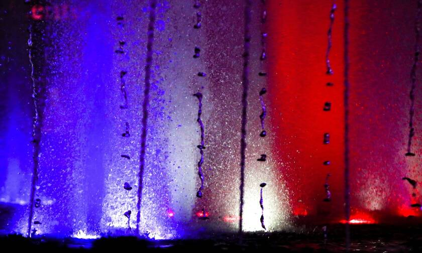 Το σιντριβάνι της Ομόνοιας στα χρώματα της Γαλλίας - Το μήνυμα Μπακογιάννη