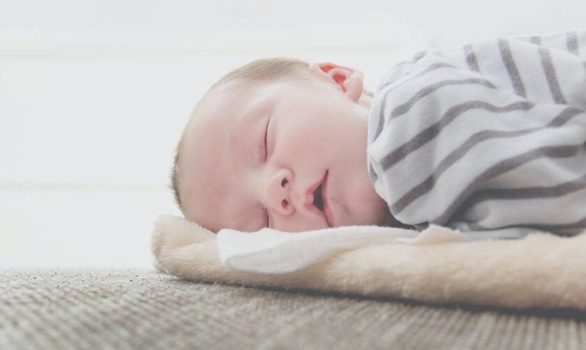 Είναι ανησυχητικό όταν το μωρό κοιμάται πολλές ώρες; 