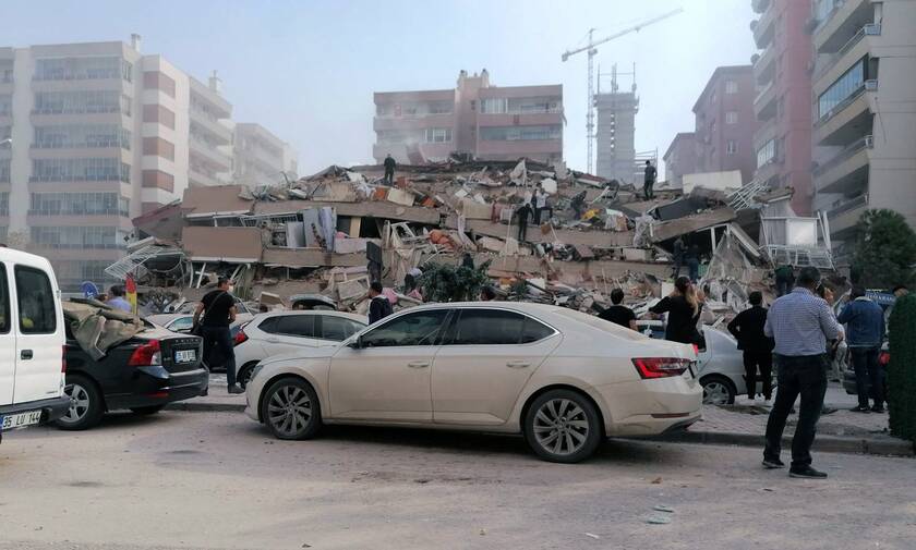 Σεισμός: Αγωνία στη Σμύρνη – Δεκάδες εγκλωβισμένοι στα κτήρια που κατέρρευσαν