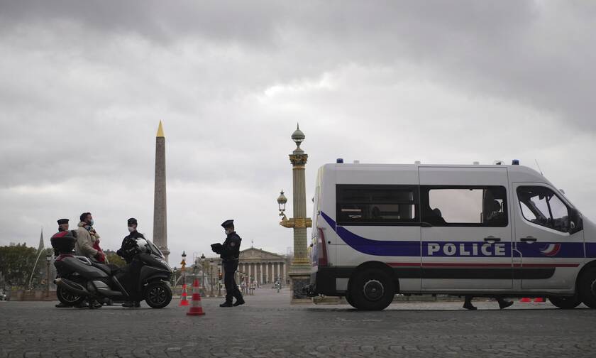 Συναγερμός στο Παρίσι: Άνδρας επιτέθηκε με μαχαίρι σε αστυνομικούς