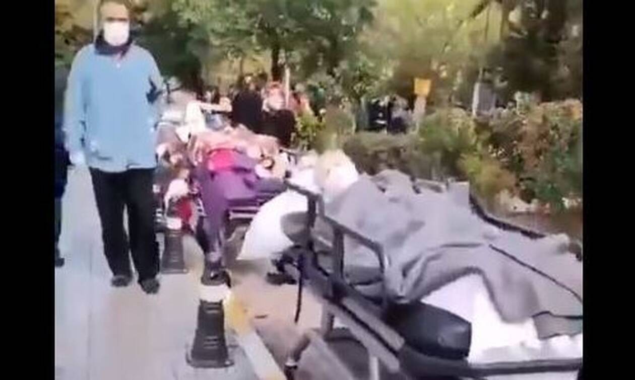 Σεισμός - Σμύρνη: Συγκλονιστικό βίντεο από νοσοκομείο - Ασθενείς έξω στο δρόμο με τα κρεβάτια τους