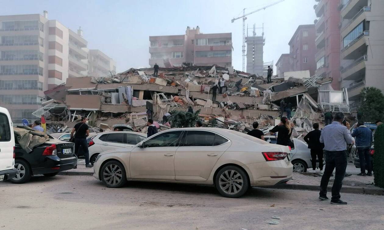 Σεισμός - Σμύρνη: «Μάχη» στα χαλάσματα - Αυξάνονται οι νεκροί και οι τραυματίες