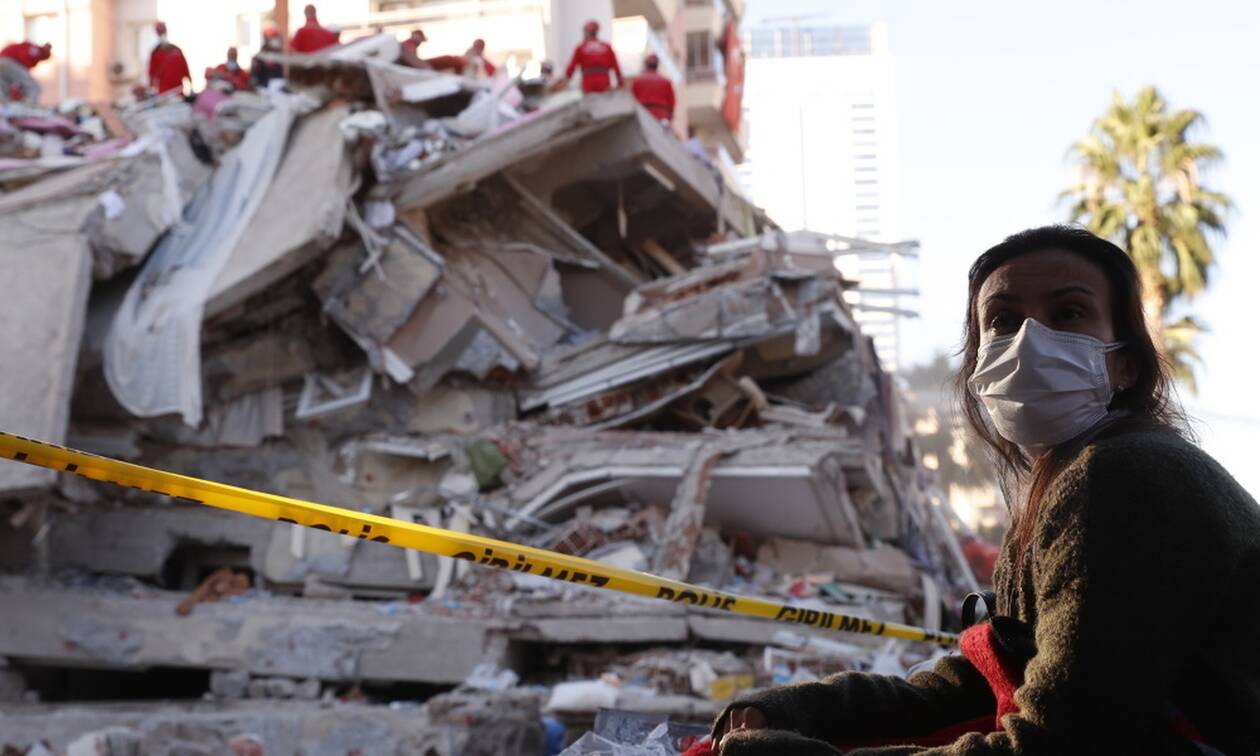 Σεισμός: Ώρες αγωνίας στην Τουρκία - Ψάχνουν επιζώντες στα ερείπια (pics+vid)