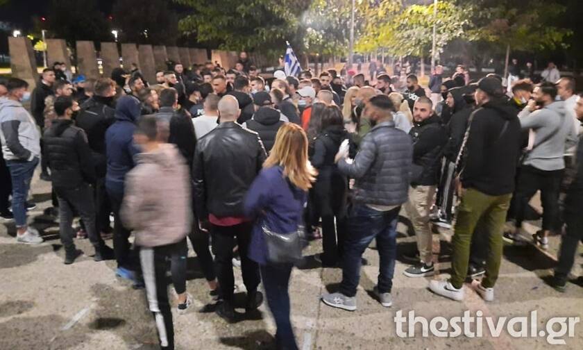 Θεσσαλονίκη: Συγκέντρωση… χωρίς μάσκες κατά του lockdown στον Λευκό Πύργο (pics)