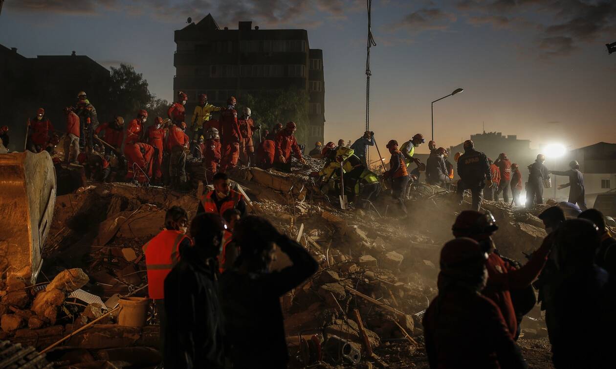Σεισμός: Η Σμύρνη μετρά τις πληγές της - Τουλάχιστον 92 νεκροί