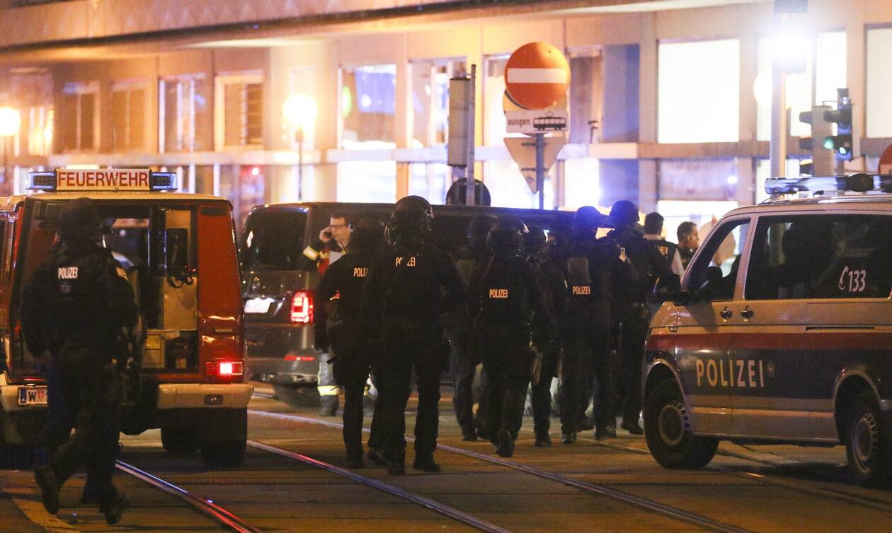 Επίθεση στην Βιέννη: Οι πρώτες εικόνες από τον καταιγισμό πυροβολισμών