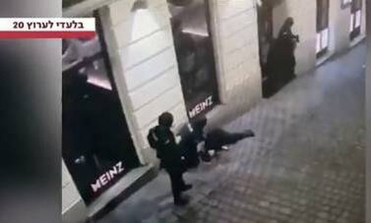 Τρομοκρατική επίθεση στη Βιέννη: Η στιγμή που τρομοκράτης σκοτώνει ένα από τα θύματα